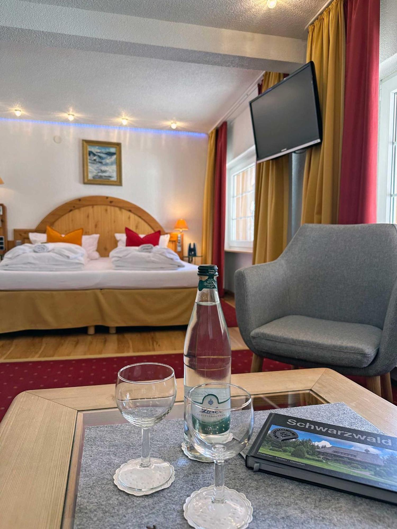 Hotel Hirschen Menzenschwand-Hinterdorf Buitenkant foto
